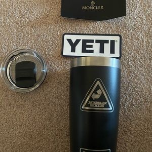 MONCLER 
Moncler Moncler X Yeti Tumbler